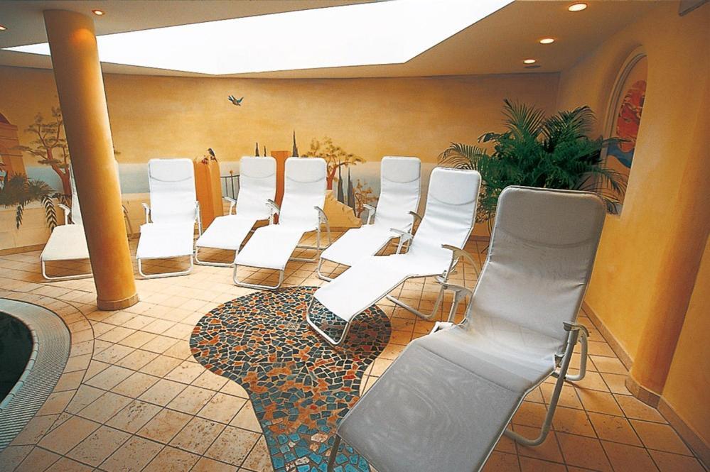 Hotel Maria Theresia Silandro Bagian luar foto