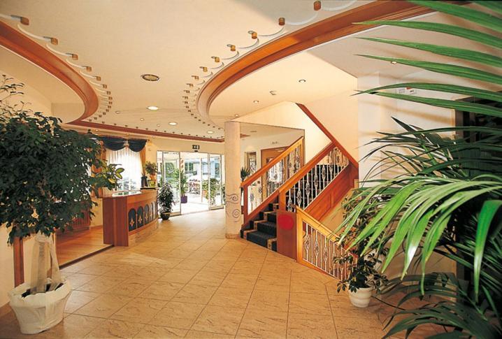 Hotel Maria Theresia Silandro Bagian luar foto