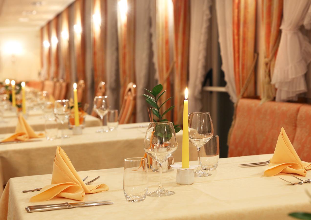 Hotel Maria Theresia Silandro Bagian luar foto