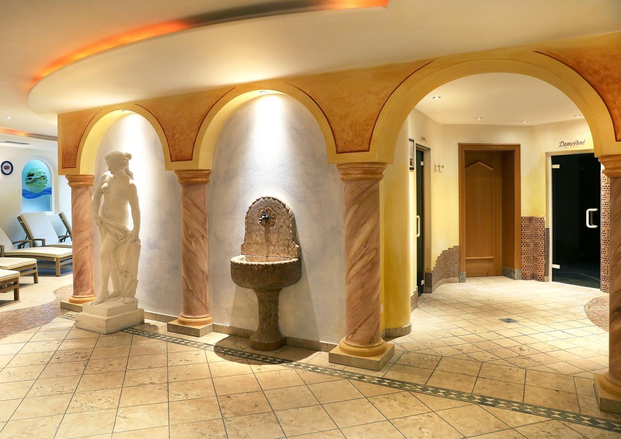 Hotel Maria Theresia Silandro Bagian luar foto