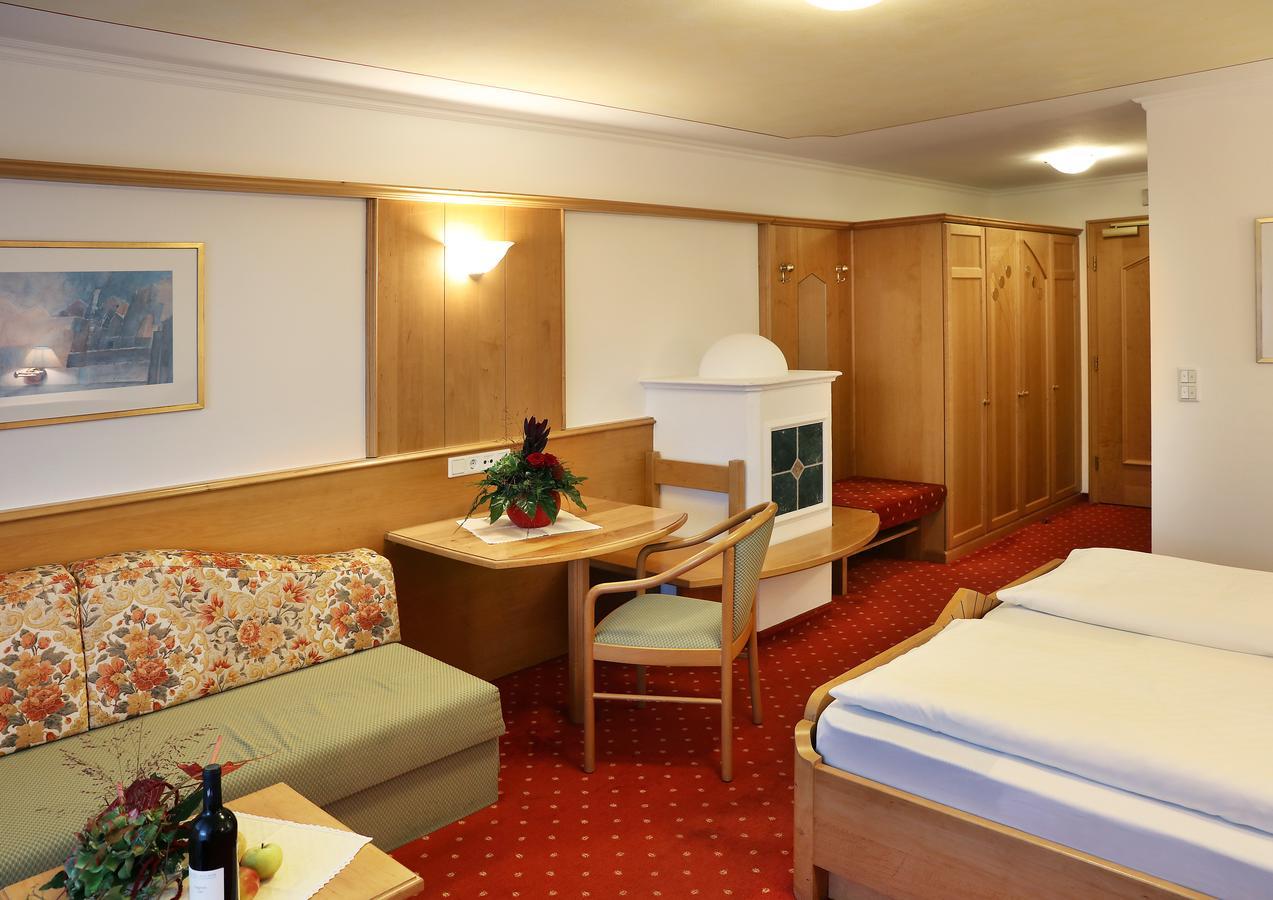 Hotel Maria Theresia Silandro Bagian luar foto
