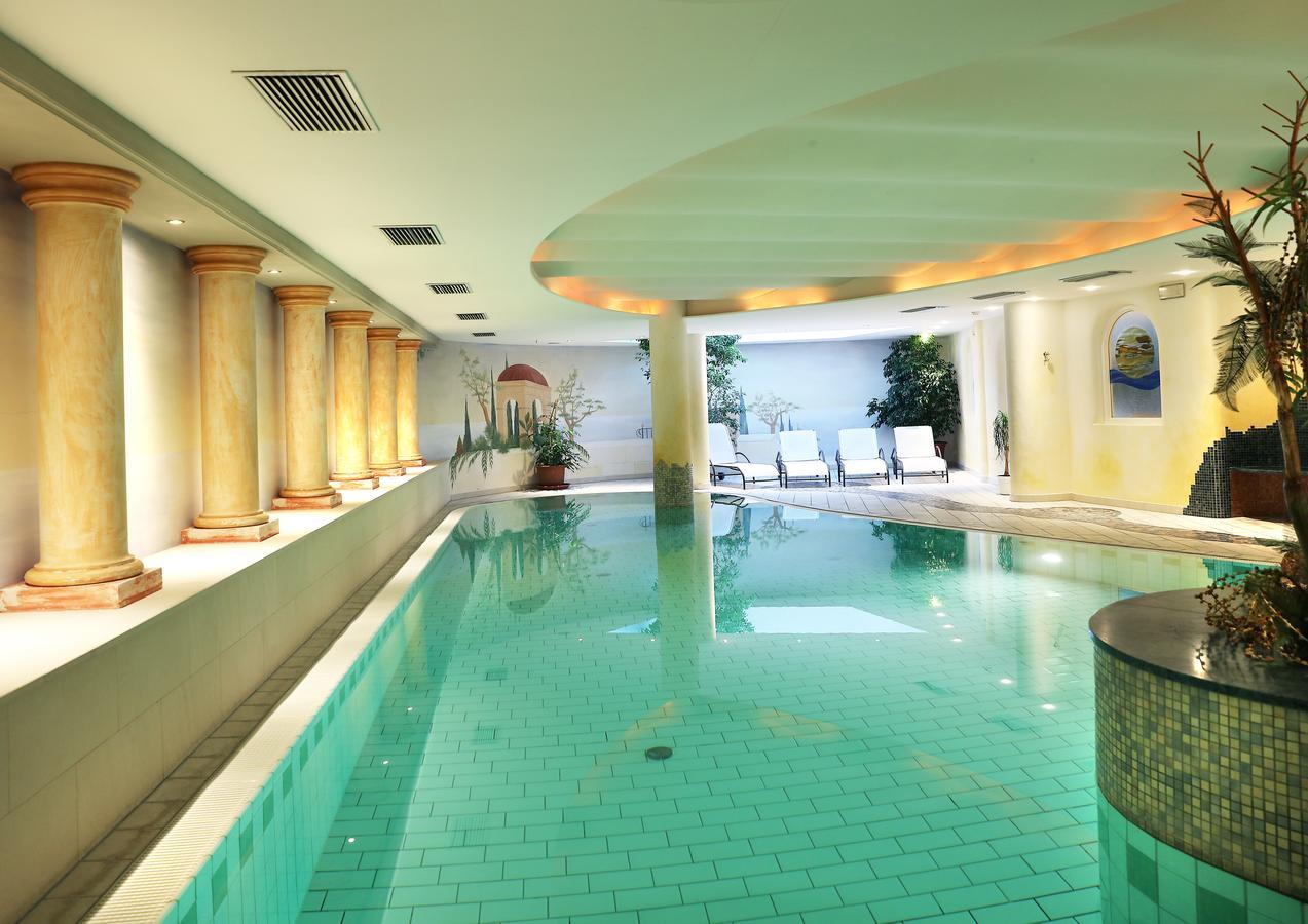 Hotel Maria Theresia Silandro Bagian luar foto