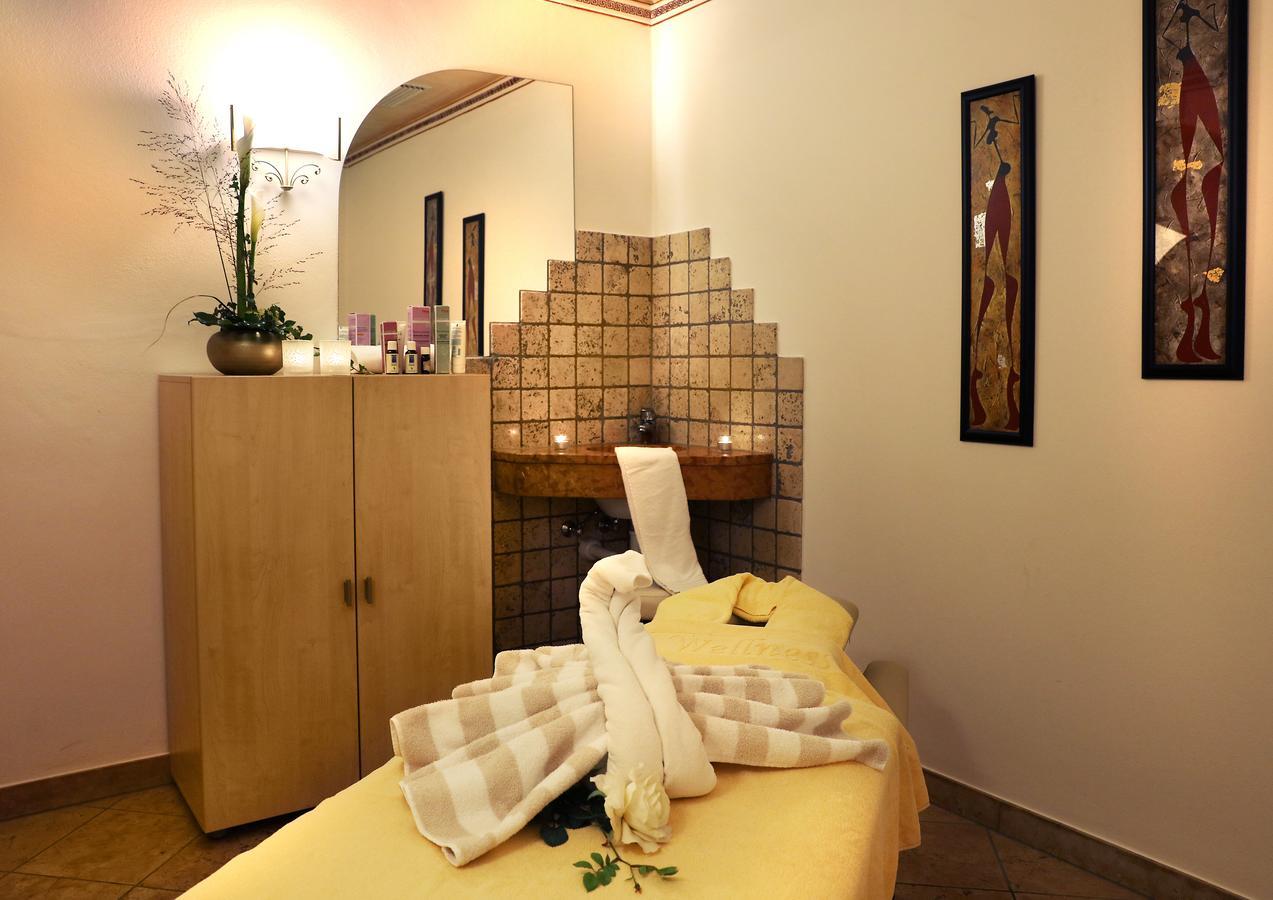 Hotel Maria Theresia Silandro Bagian luar foto