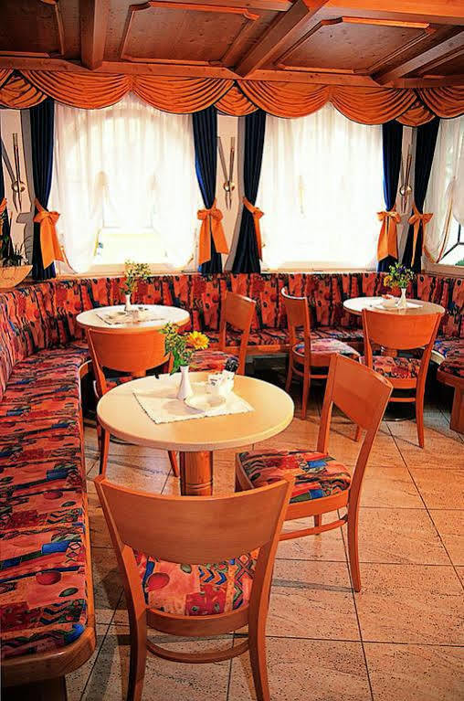 Hotel Maria Theresia Silandro Bagian luar foto