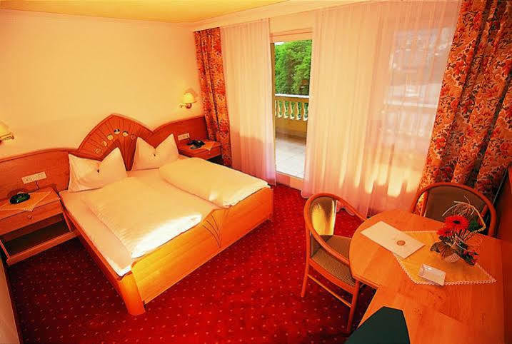 Hotel Maria Theresia Silandro Bagian luar foto