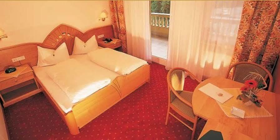 Hotel Maria Theresia Silandro Bagian luar foto