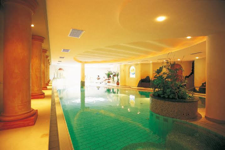 Hotel Maria Theresia Silandro Bagian luar foto