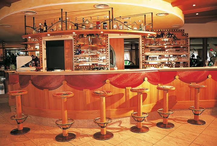Hotel Maria Theresia Silandro Bagian luar foto